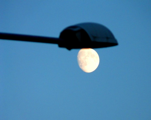Księżyc taki, że tylko łyżką jeść... #Księżyc