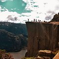 Preikestolen- ambona skalana o wysokosci 604 m położona na Lysefjordem. Płaska powierzchnia o wymiarach 25 na 25 metrów, jest jedną z największych atrakcji turystycznych