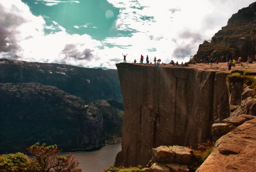 Preikestolen- ambona skalana o wysokosci 604 m położona na Lysefjordem. Płaska powierzchnia o wymiarach 25 na 25 metrów, jest jedną z największych atrakcji turystycznych