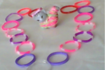 Mały kotek w stroju z gumek #bransoletki #gumki #kot