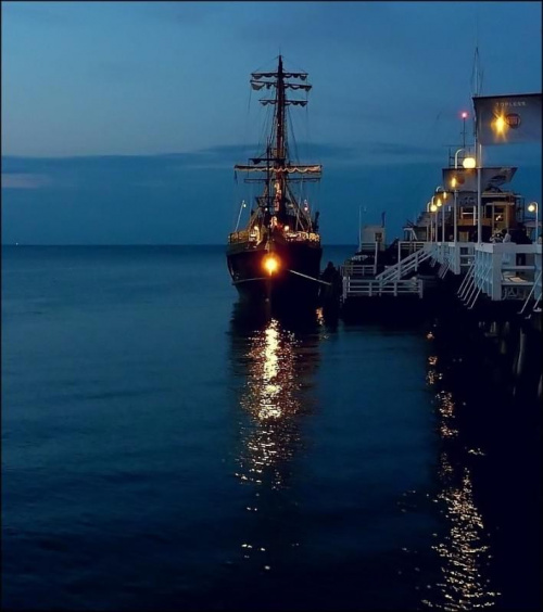 "Pirat" i molo w światłach wieczoru #żaglowiec #statek #atrakcja #wycieczkowiec
