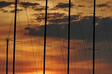 Jachty nie harfy, wanty nie struny, ale jak nie wiatr, to słońce na nich zagrać moż #jacht #port #przystań #marina #maszt #wanta #sztag #słońce #zachód #wschód