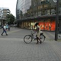 hmm lepiej piechotką a rowerek z boku-w Koln