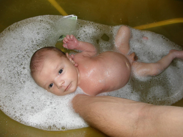 Ha, lubię się kąpać. Tylko mnie tato nie bulknij.