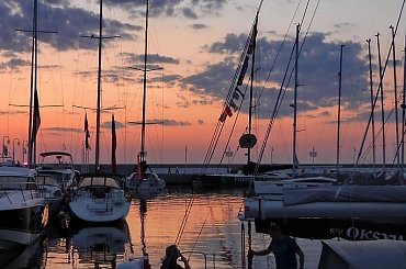Witaj, nowy dniu w cichej przystani #yachts #TheMarina #sunrise #jachty #przystań #wschód