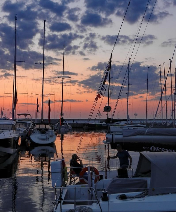 Witaj, nowy dniu w cichej przystani #yachts #TheMarina #sunrise #jachty #przystań #wschód