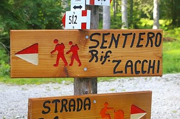 Początek szlaku przy jeziorku Fusine. #Góry