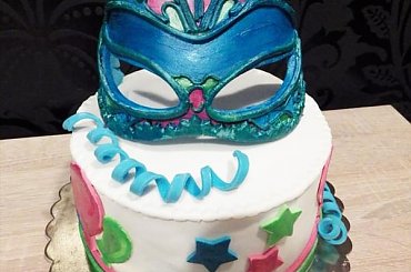 Karnawałowy tort z maską #bal #karnawał #MaskaKarnawałowa #ostatki #tort #TortyArtystyczne #TortyKraków #TortyWalentynki