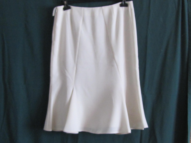 biała rozkloszowana spódnica na podszewce, tkanina z fakturą, nowa, rozmiar 38, dostępne 2 sztuki, cena 20 zł